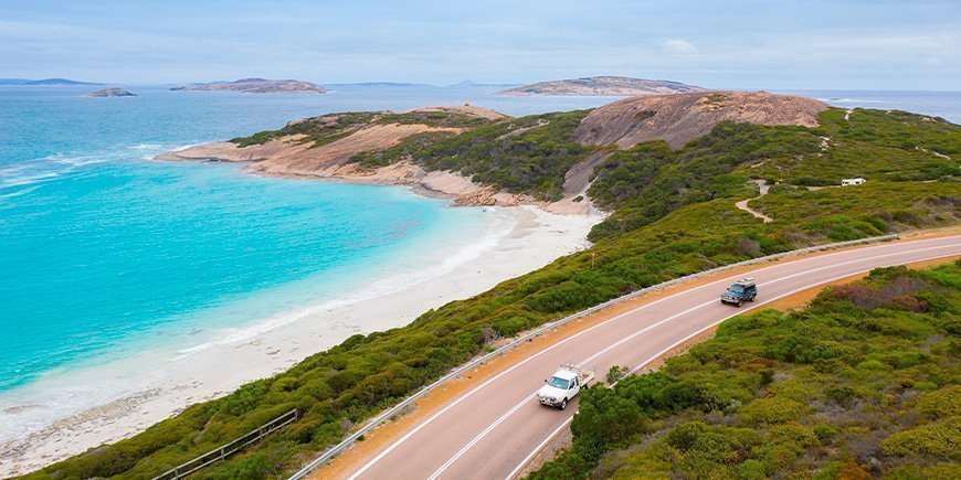 Autoja ajamassa Great Ocean Roadilla Australiassa