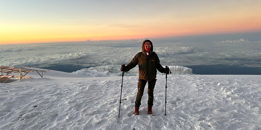 Catriona Kilimanjaron huipulla auringonnousun aikaan