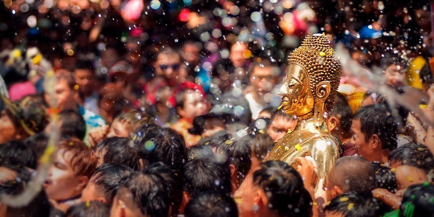 Kultaista Buddhaa suihkutetaan vedellä Songkran-festivaalin aikana Thaimaassa.