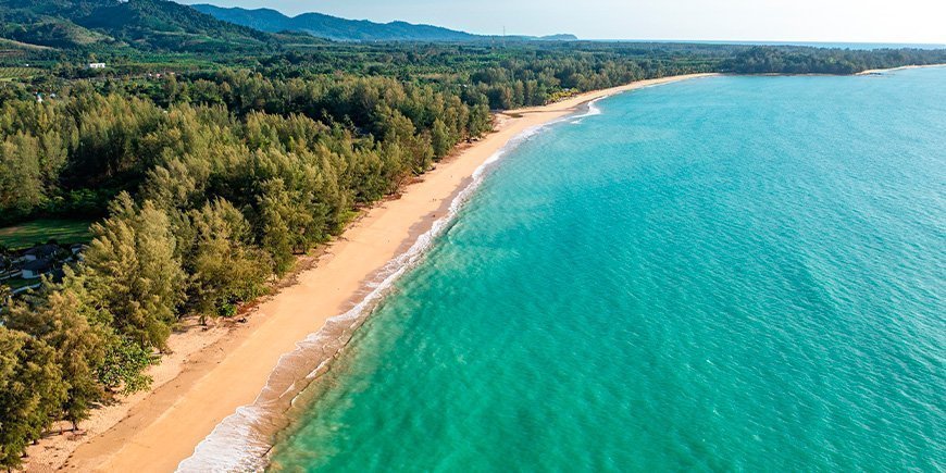 Yleiskuva Bang Sak Beachilta Khao Lakissa Thaimaassa.