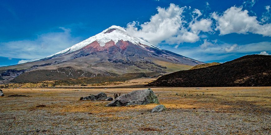 Sininen taivas Cotopaxi-tulivuorella Ecuadorissa.