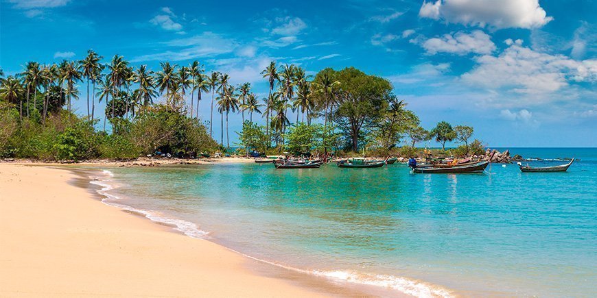 Aurinkoinen päivä Relax Beachilla Koh Lanta Yaissa Thaimaassa.