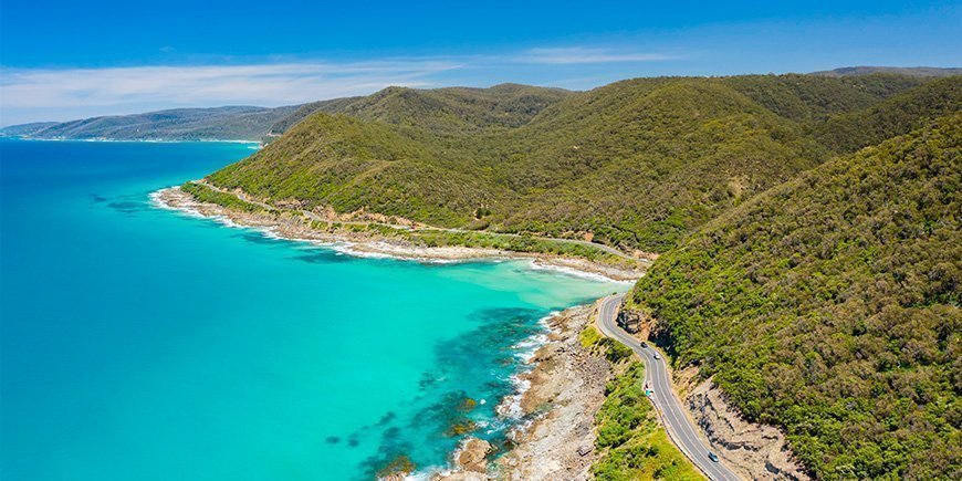 Näkymä Great Ocean Roadille Australiassa aurinkoisena päivänä.