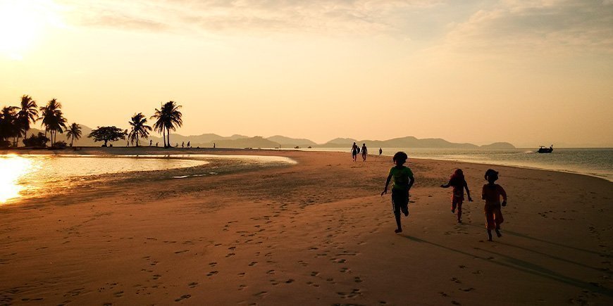 Lapset leikkivät rannalla Koh Yao Yaissa.