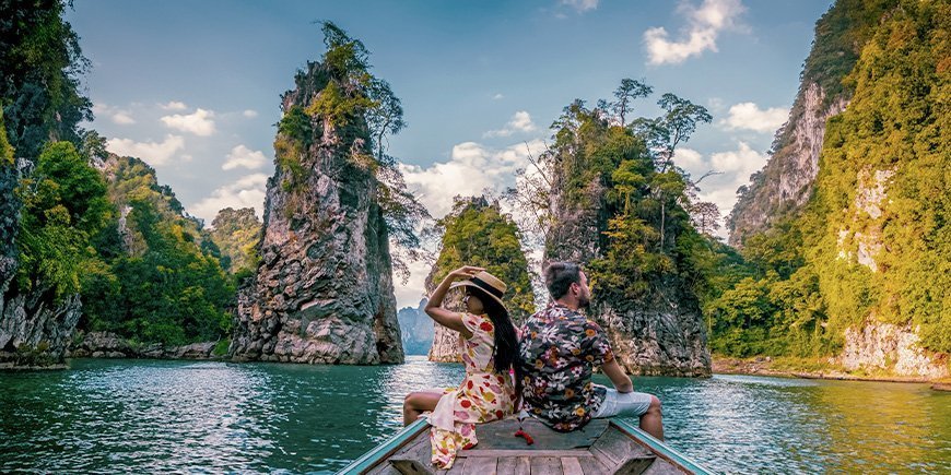 Nainen ja mies purjehtimassa järvellä Khao Sokin kansallispuistossa Thaimaassa.