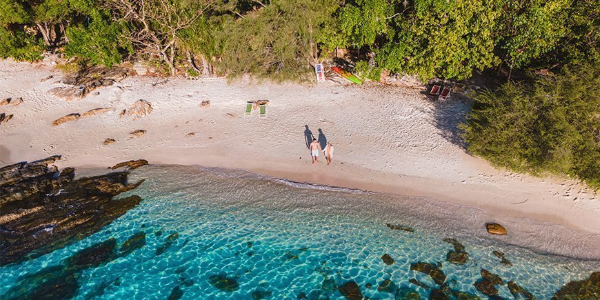 Pariskunnat kädestä pitäen rannalla Koh Sametilla