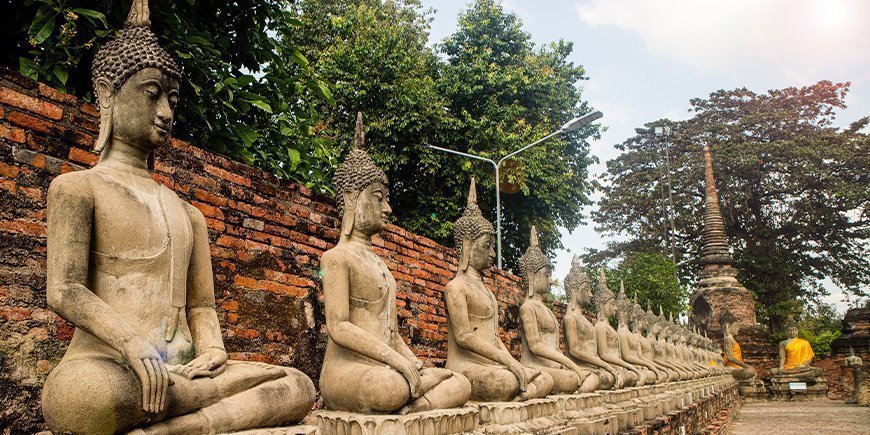 Patsaita rivissä Wat Yai Chai Mongkhonissa Ayutthayassa Thaimaassa.