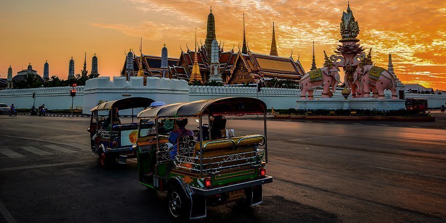 Tuk Tuk ja näkymä temppeliin Bangkokissa.