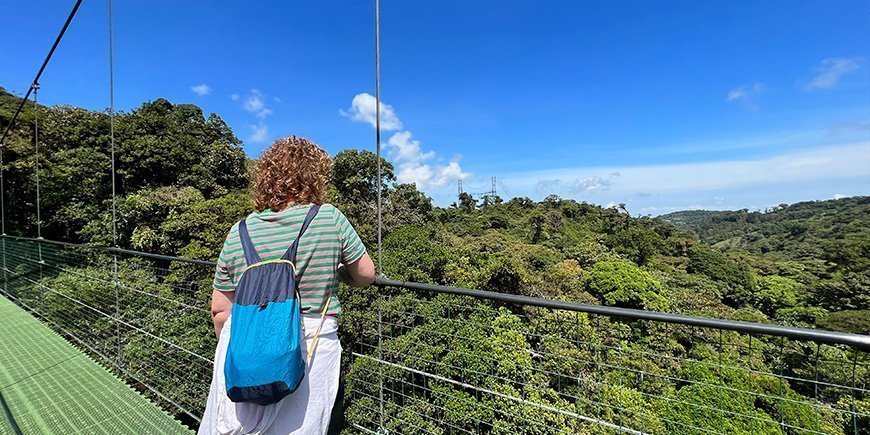 Nainen seisoo riippusillalla Monteeverdessä, Costa Ricassa.