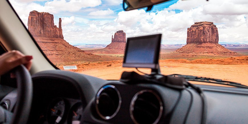 Auto seuraa GPS:ää Monument Valleyssa, Yhdysvallat