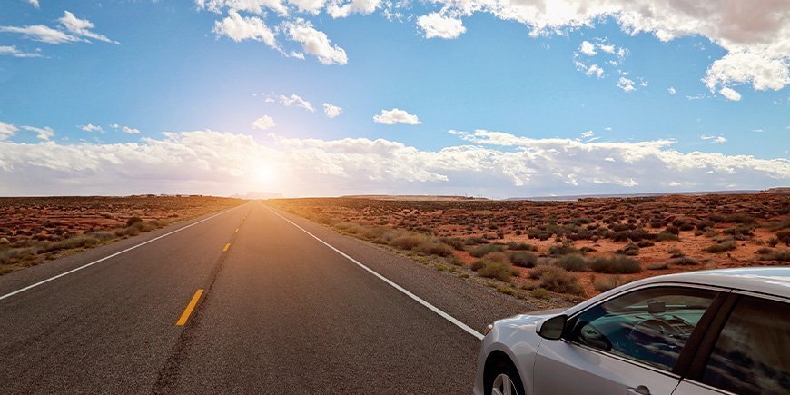 Auto kulkee tien oikealla puolella Nevadassa, Yhdysvalloissa.