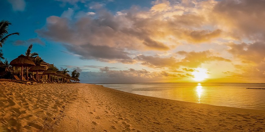 Auringonlasku Le Mornen rannalla Mauritiuksella