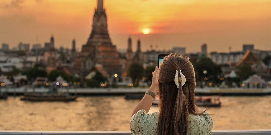 Nainen ottaa valokuvan Wat Arunista Bangkokissa