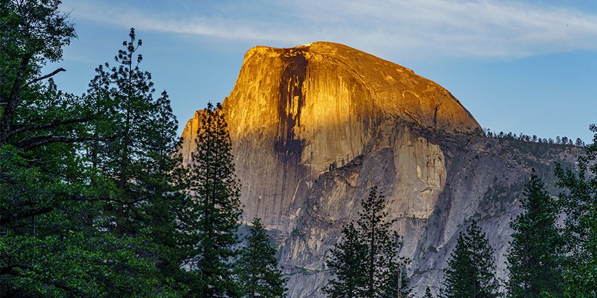 Half Dome Yosemiten kansallispuistossa auringonlaskun aikaan.