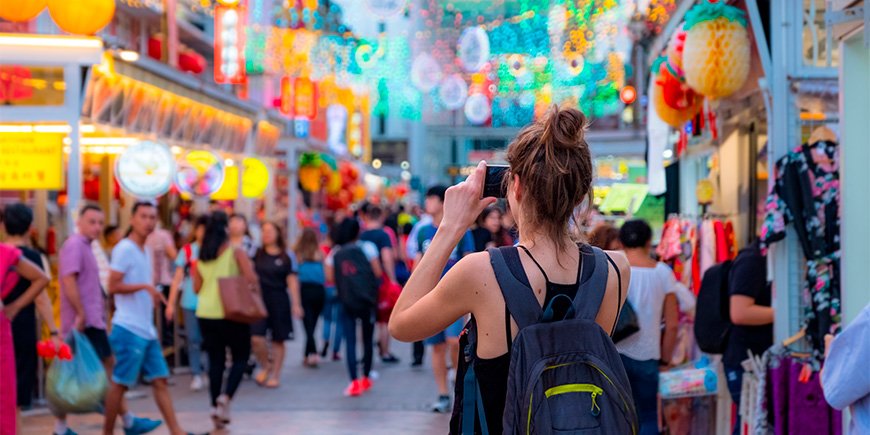 Naisia kuvaamassa Chinatownissa Singaporessa