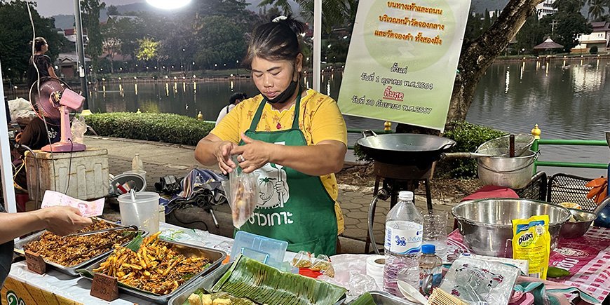 Yömarkkinat Mae Hong Sonissa