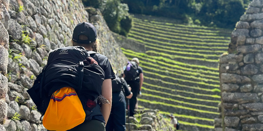 Naiset lähestyvät Machu Picchua Inca Trail -reitillä Perussa.