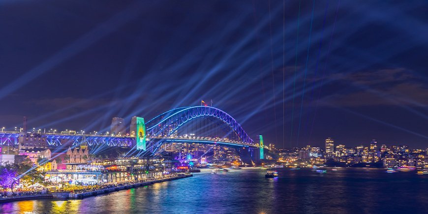 Sydneyn eläväinen valofestivaali, jossa valot näkyvät Harbour Bridge -sillan yllä.