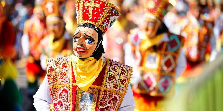 Inti Raymi -festivaaliin pukeutunut henkilö Cuscossa, Perussa.